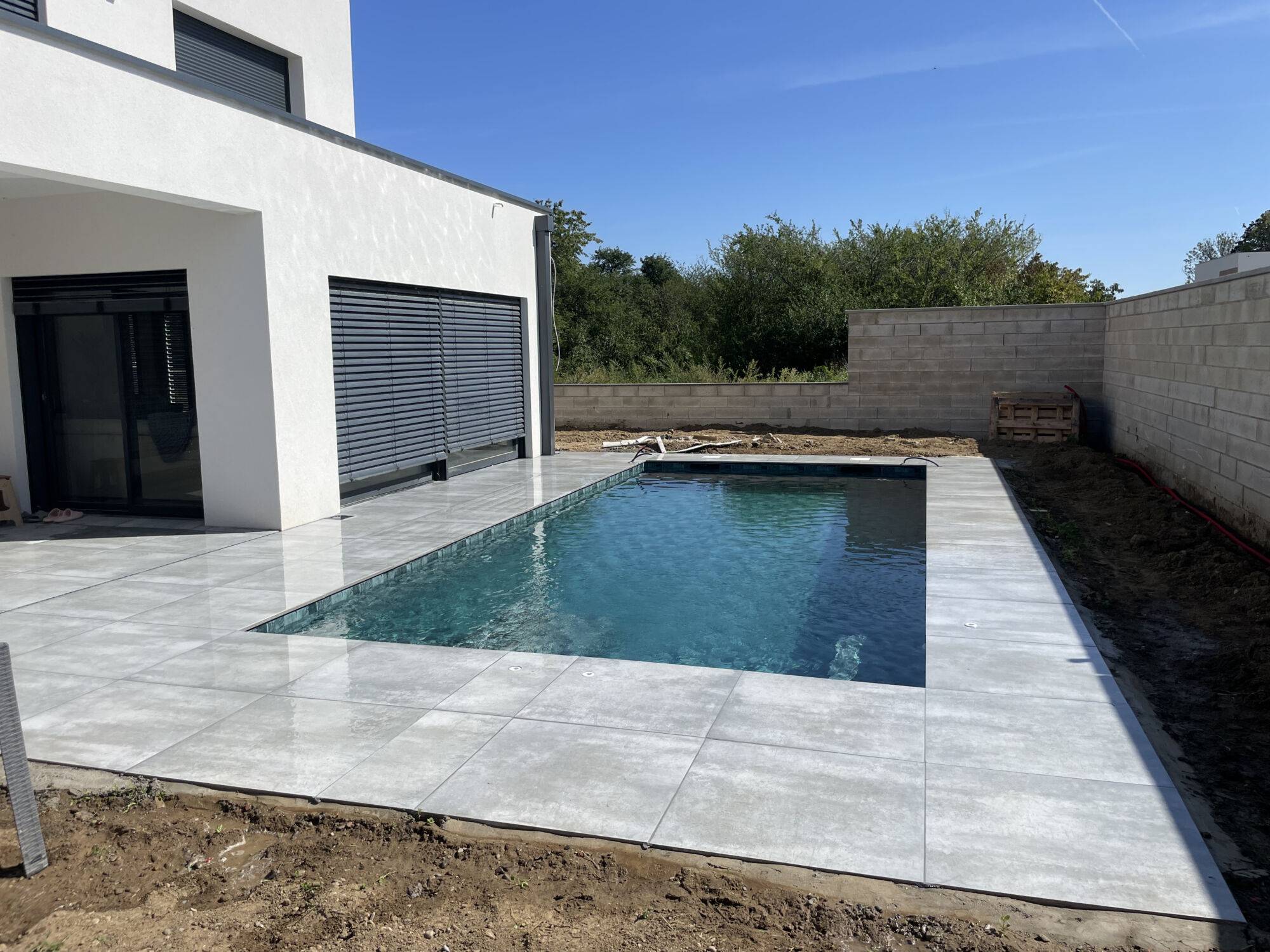 Installation d&#8217;un large choix de piscine et terrasse aux environs de Saint-Louis et Colmar Guebwiller