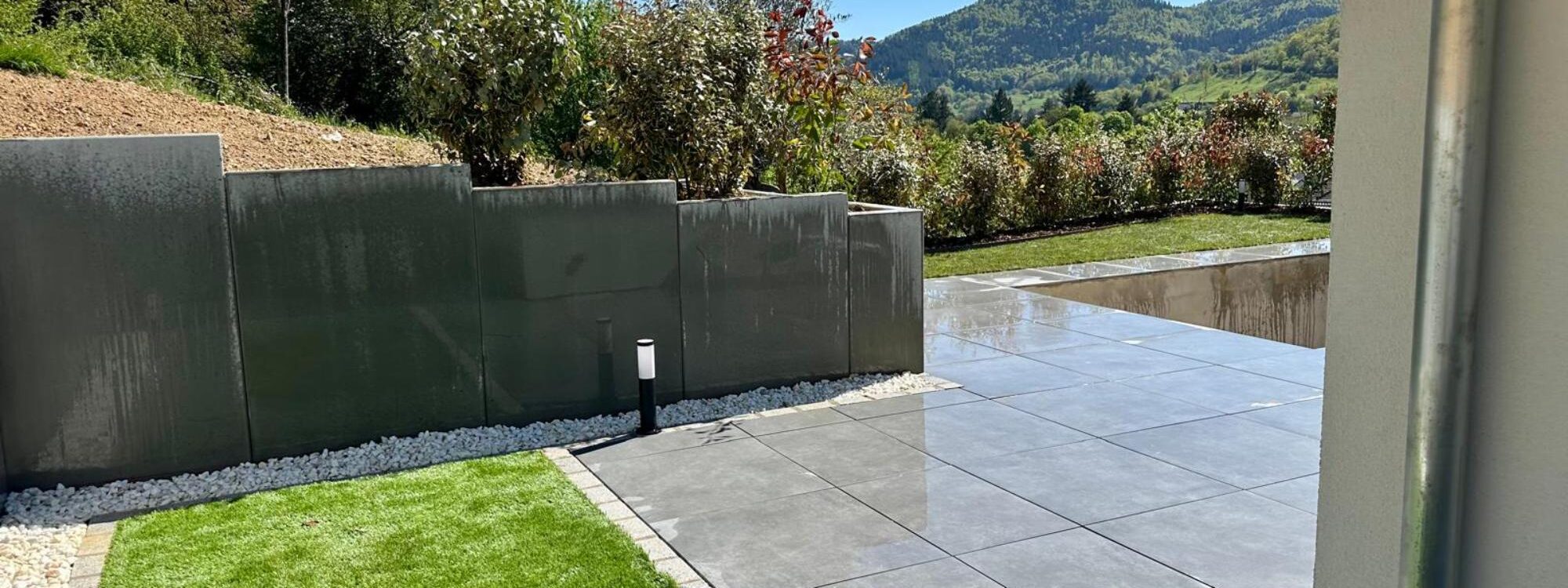 Am&eacute;nagement ext&eacute;rieur sur terrain en pente &agrave; Willem sur Thur, cr&eacute;ation piscine avec pierre de Bali. Saint-Louis