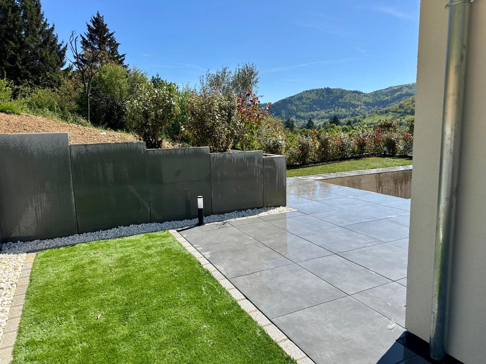 Am&eacute;nagement ext&eacute;rieur sur terrain en pente &agrave; Willem sur Thur, cr&eacute;ation piscine avec pierre de Bali. Saint-Louis