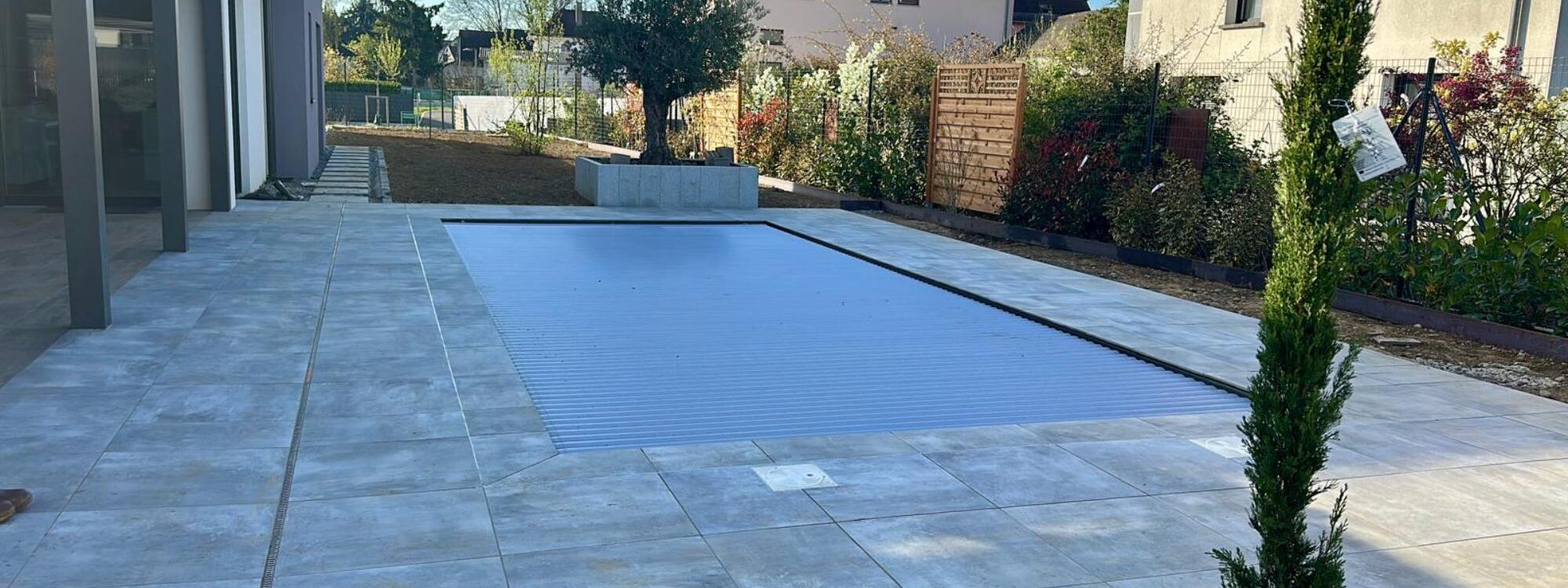 Construction d’une piscine 4×8,60 &agrave; Village Neuf, carrelage Bali, et am&eacute;nagement ext&eacute;rieur terrasse dalle, am&eacute;nagements paysagers espace vert, am&eacute;nagement cours avec enrob&eacute; et pav&eacute;s. Kingersheim