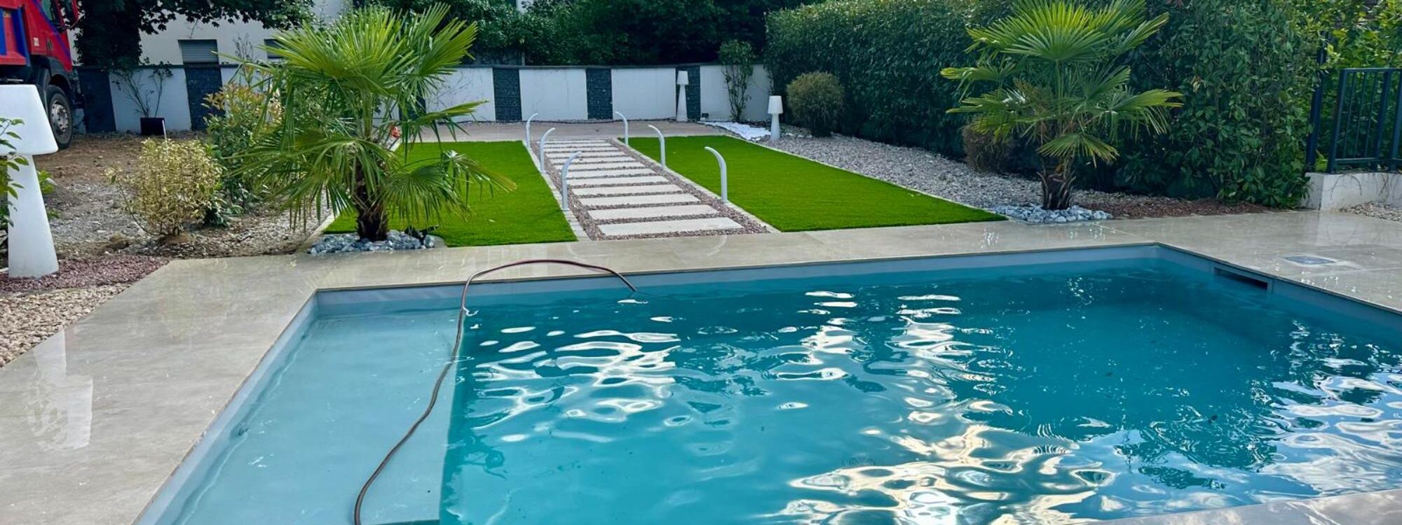 Construction d’une piscine &agrave; Pfastatt, am&eacute;nagements paysagers espace vert avec cr&eacute;ation d&rsquo;une all&eacute;e avec &eacute;clairage adapt&eacute;. Cernay